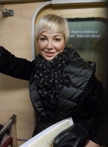 Мария Максакова прокатилась на метро в дерзком мини
