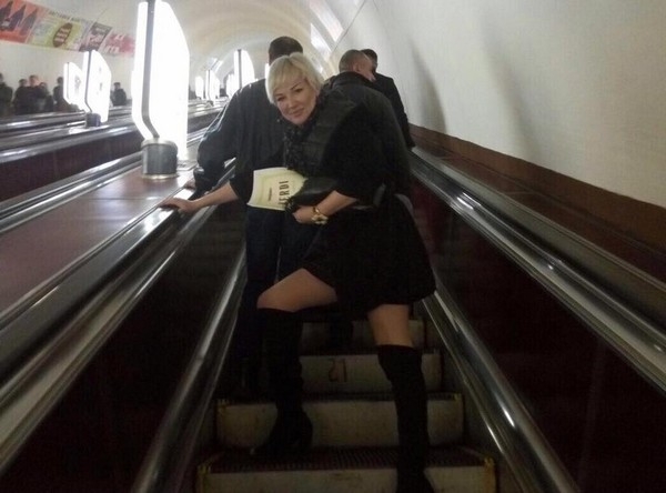 Мария Максакова прокатилась на метро в дерзком мини