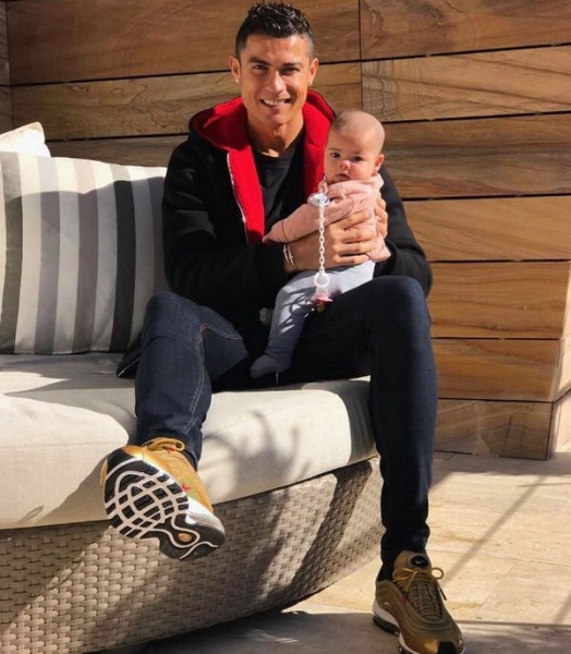 Криштиану Роналду растрогал фанатов новым снимком с дочерью