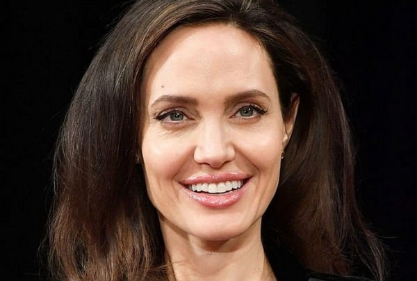 Анджелина Джоли появилась на публике в смелом наряде