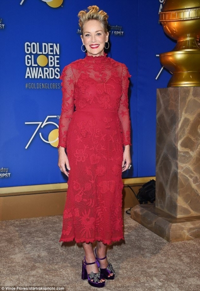 Шэрон Стоун удивила публику красным платьем в сеточку