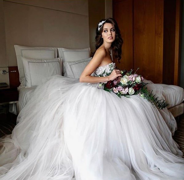 Анастасия Костенко опубликовала фото в свадебном платье