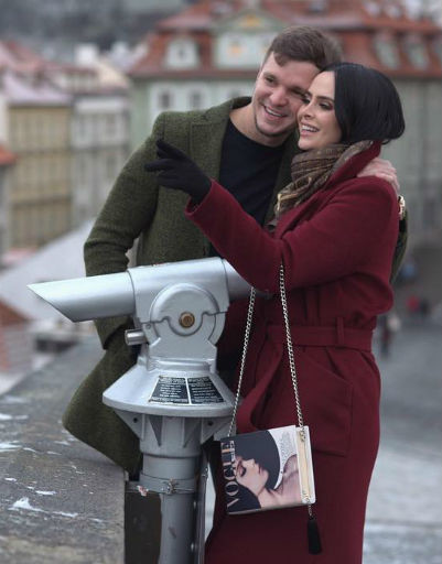 Антону Гусеву приходится работать во время отпуска с женой