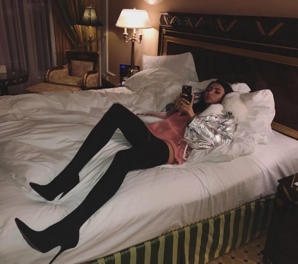 Марина Майер ночует в элитной гостинице, оставив дома годовалого сына