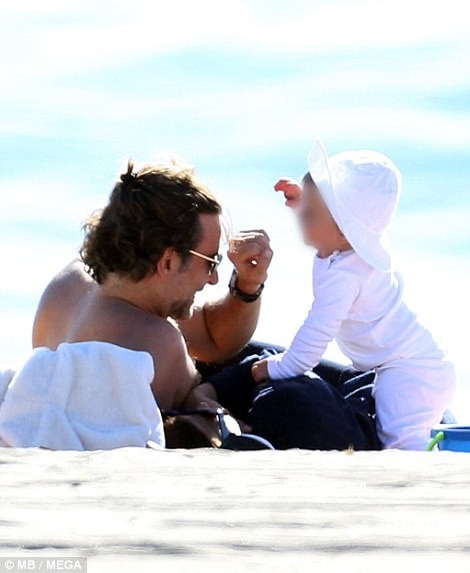 Брэдли Купер и Ирина Шейк с дочерью отдыхают на пляже Sunset Beach