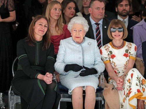 Королева Елизавета II посетила показ моды