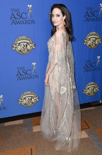 Анджелина Джоли затмила других звезд невероятным кружевным платьем