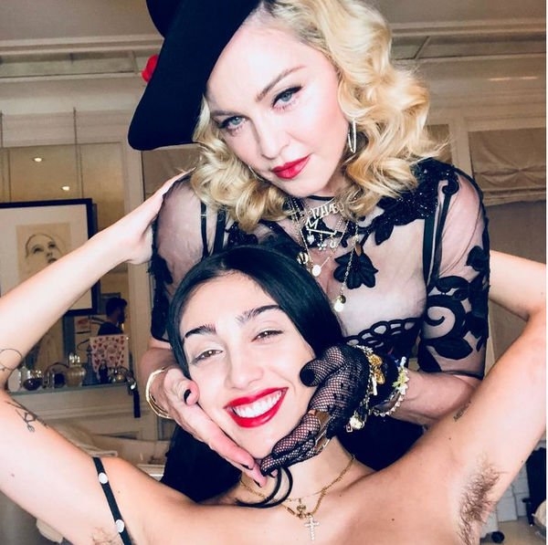 Мадонна показала раритетное фото, на котором фанаты спутали ее с дочкой