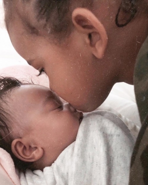 Ким Кардашьян поделилась трогательным фото дочери Чикаго и сына Сейнта