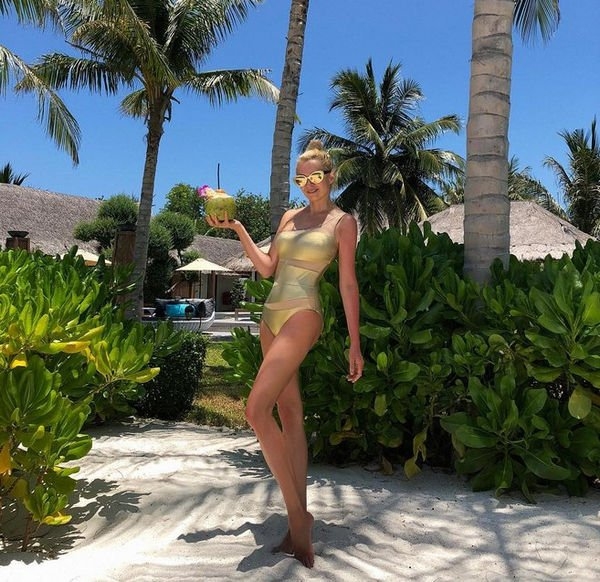 Яна Рудковская опубликовала фото в золотом купальнике, похваставшись своей фигурой