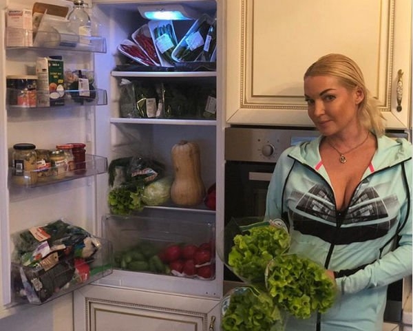 Анастасия Волочкова показала, какие продукты есть у нее в холодильнике