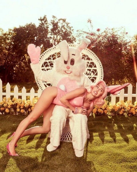 Майли Сайрус отшлепал пасхальный кролик в фотосессии для Vogue