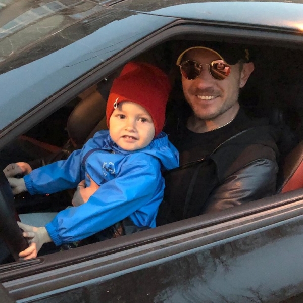 Роман Костомаров посадил маленького сына за руль 