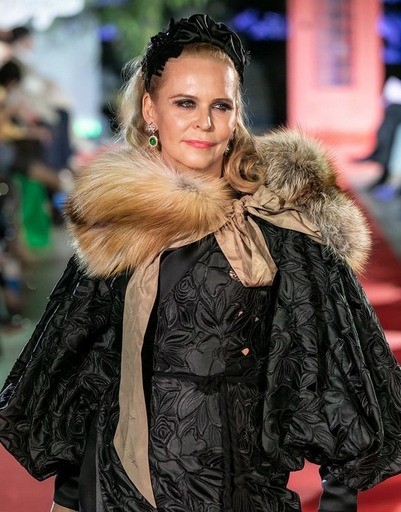 Елена Захарова вышла на подиум в леопарде и мехах 