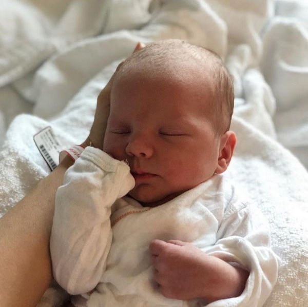 Супруга Алека Болдуина обнародовала первое фото новорожденного сына
