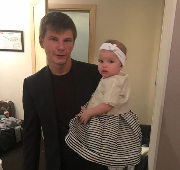Алиса Аршавина опубликовала редкие фото супруга с дочкой