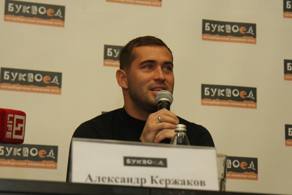 Александр Кержаков вышел в свет без обручального кольца