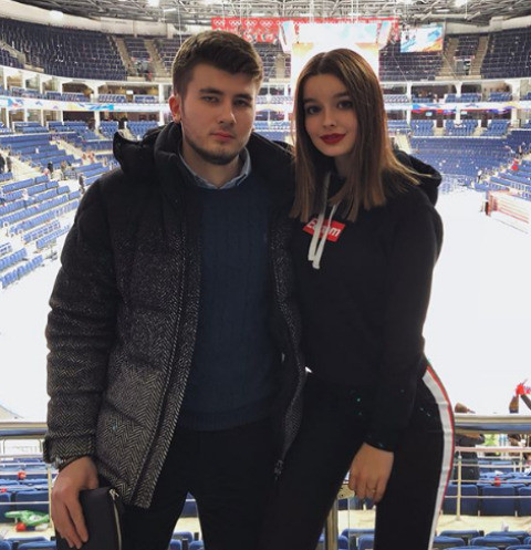 Саша Стриженова слилась в страстном поцелуе с бойфрендом на школьном празднике