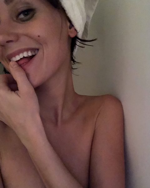 Кристину Асмус осудили за эротические фото из ванной