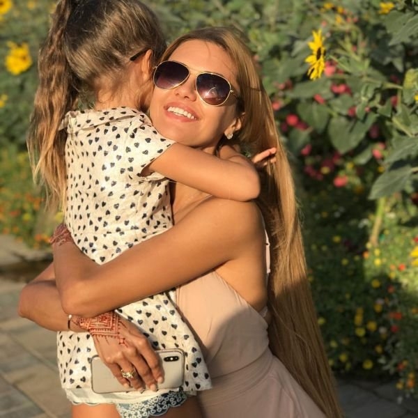 Слишком сексуальная фотография Виктории Бони с дочкой Анджелиной вызвала шквал критики