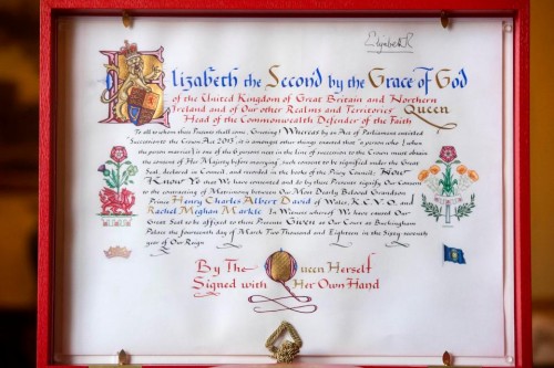 Королева Елизавета II официально задокументировала свое согласие на брак принца Гарри и Меган Маркл