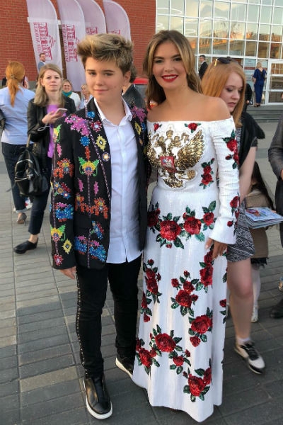 Алина Кабаева обнажила плечи на детском фестивале