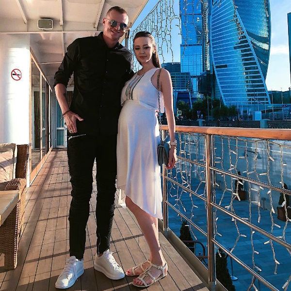 Дмитрий Тарасов вывел в свет беременную жену