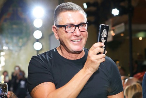 Известные стилисты отказываются работать с Dolce & Gabbana <!--more--/></noscript>в защиту Селены Гомес” /></p>
<p>Despite the fact that she Selena Gomez has not commented on the unflattering statement Stefano Gabbana in her address, well-known stylists have decided to defend the singer, and refused to work with the famous fashion house Dolce & Gabbana. It seems that Justin Bieber will no longer dress in the image of the designer.</p>
<p>Stylist Karla Welch, wearing Pink, Justin Bieber, Lorde and other stars of the scene reported that the last time I decided to abandon the outfits of the fashion house. “I had a few things Dolce & Gabbana at hand, and I decided that we should not take them,” said Carl.</p><!-- adman_adcode (middle, 1) --><script async src=