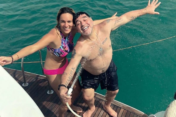 57-летний Диего Марадона сделал предложение 28-летней девушке