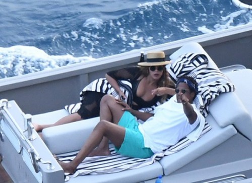 Бейонсе и Джей Зи отдыхают на яхте на фоне слухов о беременности