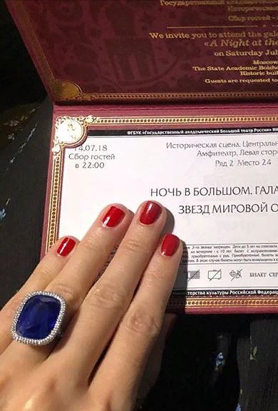 Ксения Собчак продемонстрировала кольцо по цене элитной квартиры 