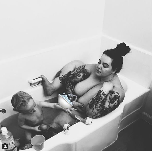 Тесс Холлидей поделилась снимком, где принимает ванну с сыном