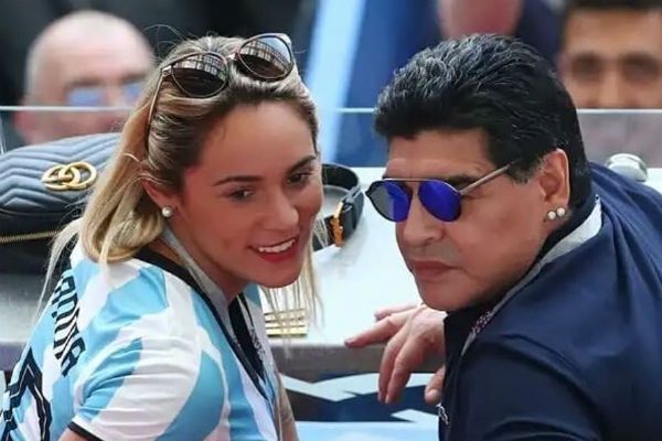 57-летний Диего Марадона сделал предложение 28-летней девушке