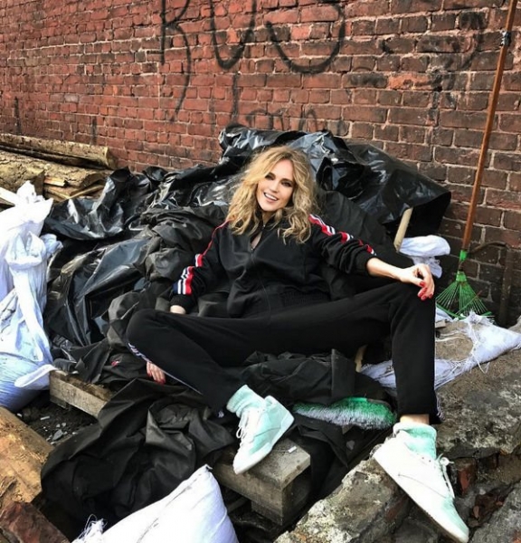Наташа Ионова снялась среди кучи мусора