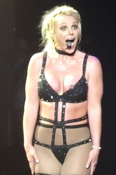 Бритни Спирс оголила грудь во время концерта