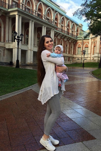 Ольга Рапунцель впервые показала трехмесячную дочь