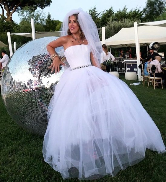 Ксения Собчак в платье невесты исполнила матерную песню и искупалась в бассейне
