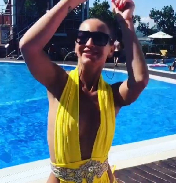 Ольга Бузова ошарашила откровенными фото в жёлтом купальнике