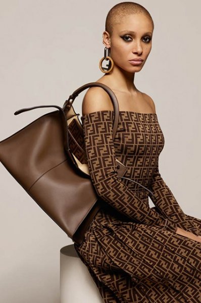 Новый логотип Burberry, "космическая" Милла Йовович и перемены в Vogue: что еще обсуждали в моде на этой неделе 