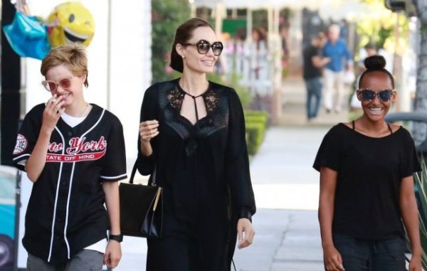 Фотографы подловили Анджелину Джоли во время шопинга с дочерьми