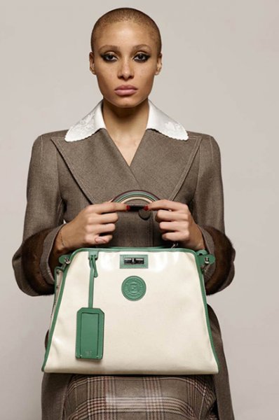 Новый логотип Burberry, "космическая" Милла Йовович и перемены в Vogue: что еще обсуждали в моде на этой неделе 