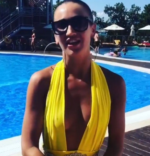 Ольга Бузова ошарашила откровенными фото в жёлтом купальнике
