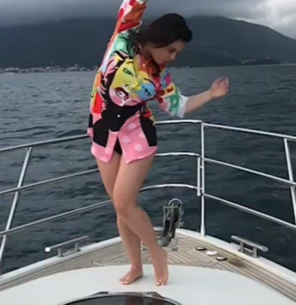 Певица Наташа Королева восхитила стройными ногами на яхте