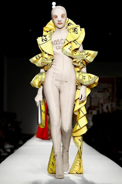Неделя моды в Милане: Кендалл Дженнер, сестры Хадид, Кайя Гербер и другие на показе Moschino 