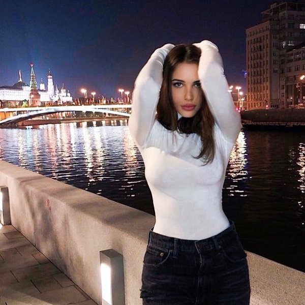 Анастасия Решетова показала прохожим московской набережной свои сексуальные формы