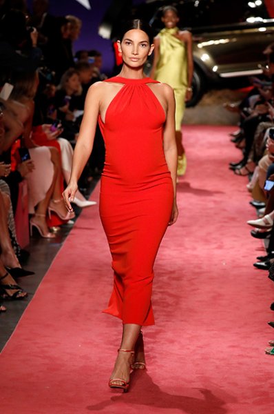 Неделя моды в Нью-Йорке: Джиджи и Белла Хадид вместе прошлись по подиуму на показе Brandon Maxwell 