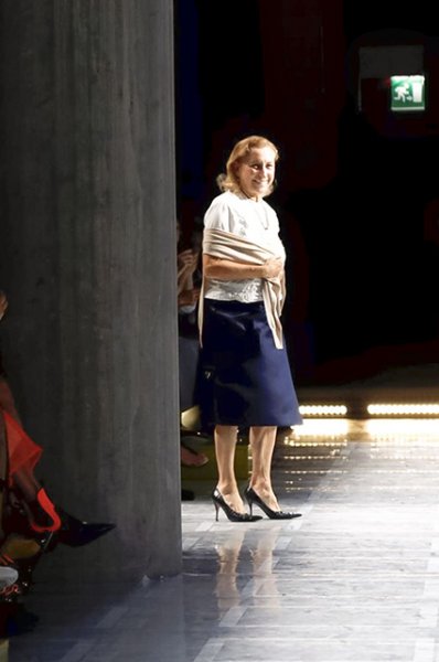 Неделя моды в Милане: Кайя Гербер в необычном образе на показе Prada 