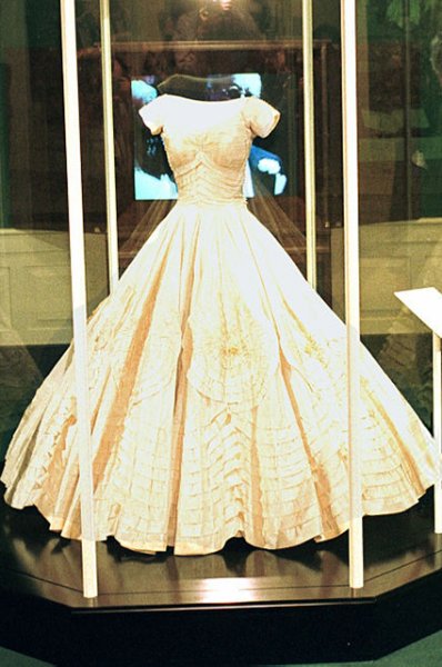Минутка ретро: как свадебное платье Жаклин Кеннеди было безнадежно испорчено за десять дней до ее бракосочетания 