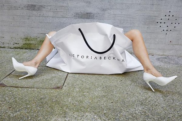 Прилегла в коронную позу: Виктория Бекхэм готовится к Неделе моды в Лондоне 