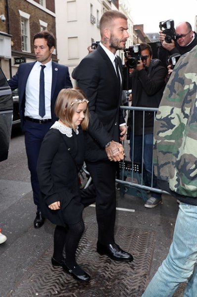 Неделя моды в Лондоне: Дэвид Бекхэм с детьми на показе Victoria Beckham 
